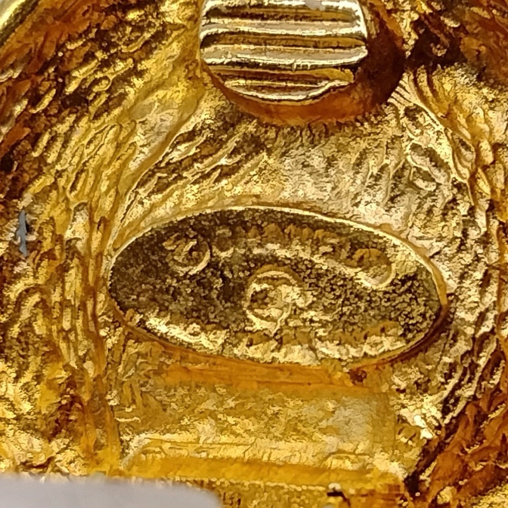 Vintage NIB Chanel Classic Baroque Pearl Quilted Edge Gold Round Clip Earrings - Picture 7 of 9